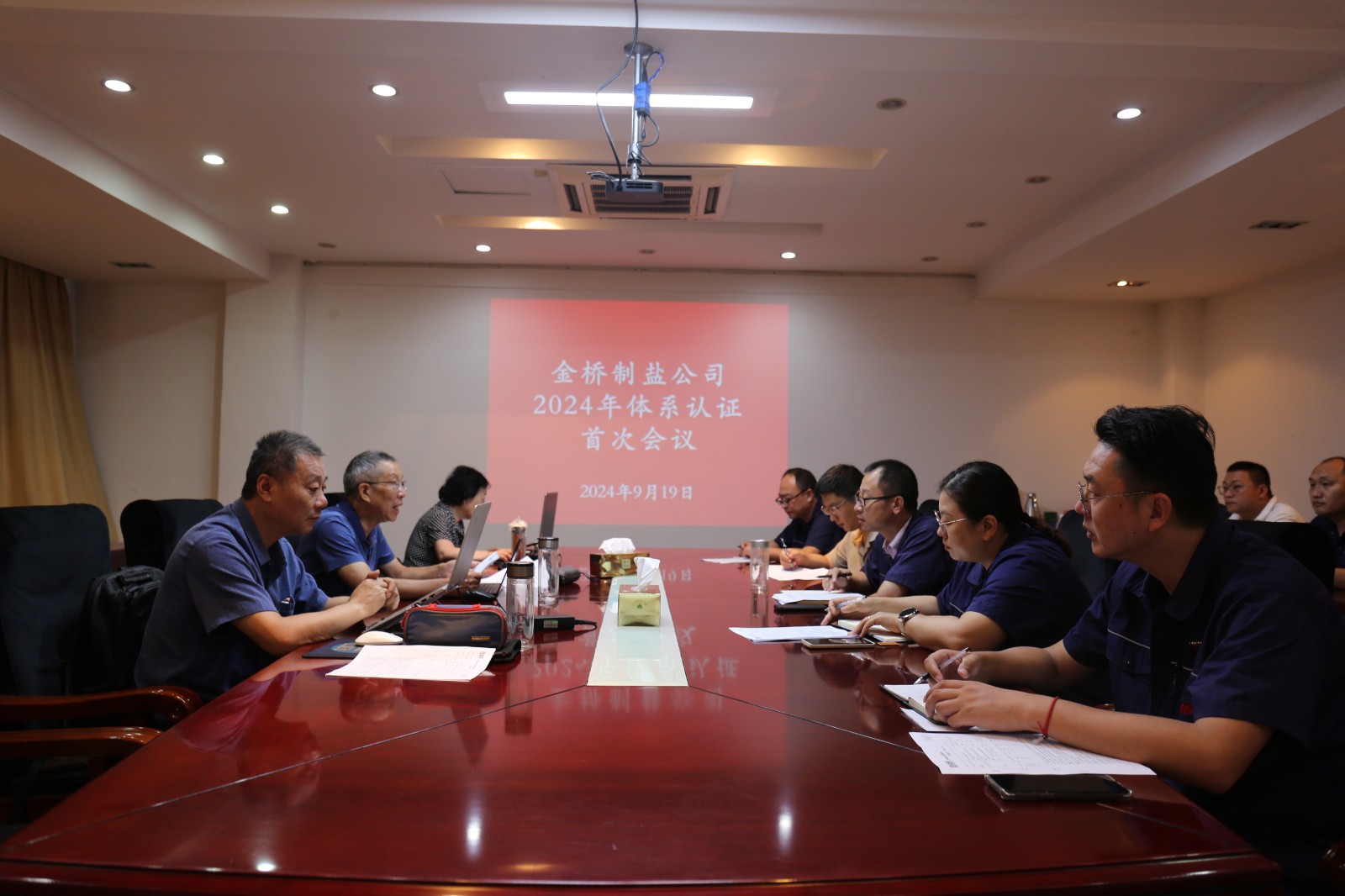 近日，金橋制鹽公司通過北京世標(biāo)認(rèn)證中心審核，給予食品安全管理體系、環(huán)境管理體系和職業(yè)健康安全管理體系認(rèn)證“保持認(rèn)證資格”的監(jiān)督審核結(jié)論，給予質(zhì)量管理體系認(rèn)證“再次注冊(cè)”的再認(rèn)證審核結(jié)論。通過審核，是對(duì)公司精細(xì)化管理成果的檢驗(yàn)，促進(jìn)公司內(nèi)控管理水平持續(xù)提升。（李曉月）